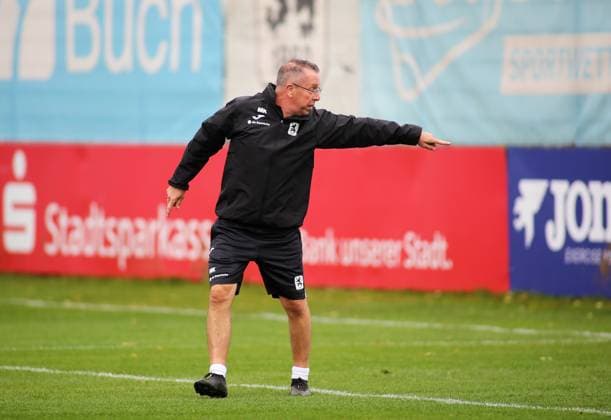 Football, Men, 3 Liga, Season 2025 2026, TSV 1860 Munich, Training Markus Kauczinski, Coach TSV 1860 Munich on the training ground stretches his left arm