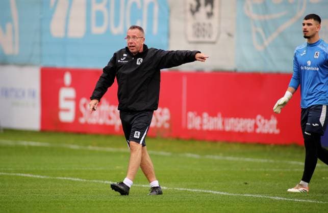 Football, Men, 3 Liga, Season 2025 2026, TSV 1860 Munich, Training Markus Kauczinski, Coach TSV 1860 Munich on the training ground gives instructions raises his left arm