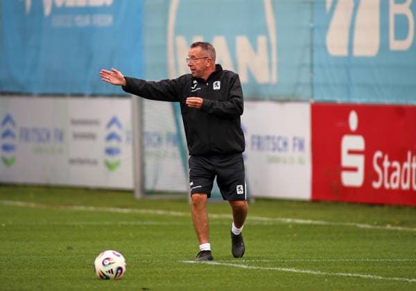 Football, Men, 3 Liga, Season 2025 2026, TSV 1860 Munich, Training Markus Kauczinski, Coach TSV 1860 Munich on the training ground gives instructions raises his right arm