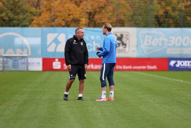 Football, Men, 3 Liga, Season 2025 2026, TSV 1860 Munich, Training Markus Kauczinski, Coach TSV 1860 Munich on the training pitch left with Thore Jacobsen TSV 1860 Munich right in a one-on-one interview