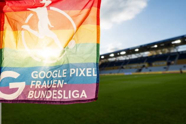 Google Pixel Womens Bundesliga 2025 26, 6 Matchday on 13 10 2025 FC Carl Zeiss Jena vs 1 FC Nuremberg Corner flag with the logo of the Womens Bundesliga in autumn light ad hoc Arena in Ernst Abbe Sport