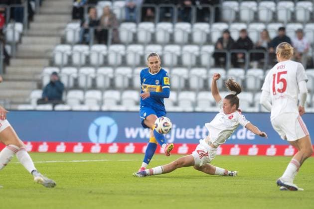 Google Pixel Womens Bundesliga 2025 26, 6 Matchday on 13 10 2025 FC Carl Zeiss Jena vs 1 FC Nürnberg Mitte Rieke Tietz Jena with a promising scoring chance Julia Pollak Nuremberg can block the shot but ad hoc Arena at Ernst Abbe Sport