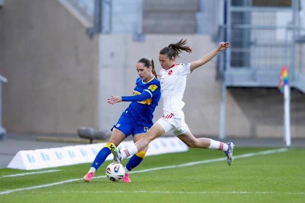 Google Pixel Womens Bundesliga FC Carl Zeiss Jena vs 1 FC Nürnberg Jena 13 10 2025 Rieke Tietz 17 FC Carl Zeiss Jena vs Julia Pollak 22 1 FC Nürnberg Google Pixel Womens Bundesliga FC Carl Zeiss Jena vs 1 FC Nürnberg ad hoc arena at Ernst Abbe Sportfeld 13 10 2025 Copyright: xBEAUTIFULxSPORTS Duehringx