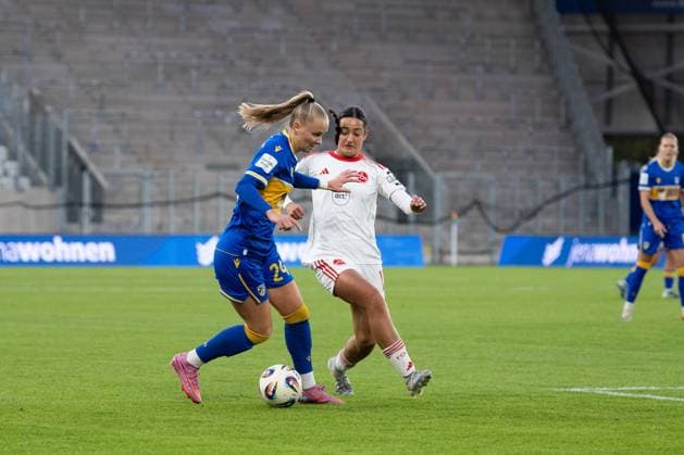 Google Pixel Womens Bundesliga 2025 26, 6 Matchday on 13 10 2025 FC Carl Zeiss Jena vs 1 FC Nuremberg v li Isabella Jaron Jena in duel against Selma Licina Nuremberg ad hoc Arena at Ernst Abbe Sport