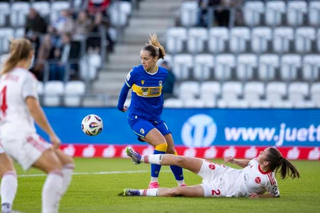 Google Pixel Womens Bundesliga FC Carl Zeiss Jena vs 1 FC Nürnberg Jena 13 10 2025 Rieke Tietz 17 FC Carl Zeiss Jena vs Julia Pollak 22 1 FC Nürnberg Google Pixel Womens Bundesliga FC Carl Zeiss Jena vs 1 FC Nürnberg ad hoc arena at Ernst Abbe Sportfeld 13 10 2025 Copyright: xBEAUTIFULxSPORTS Duehringx