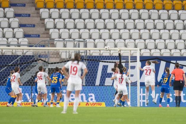 Google Pixel Frauen Bundesliga 2025 26, 6 Spieltag am 13 10 2025 FC Carl Zeiss Jena vs 1 FC Nürnberg Mitte Jena goalkeeper Hannah Etzold Jena grabs a corner kick, the scene leads to an own goal and the 1 0 lead goal for Nuremberg ad hoc Arena at Ernst Abbe Sport