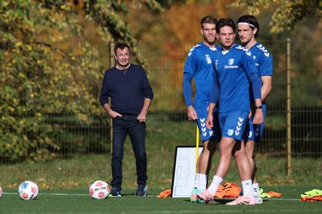 Managing Director Sports Otmar Schork 1 FC Magdeburg and players blurred 2 Soccer Bundesliga Season 2025 2026 Training 1 FC Magdeburg at the Avnet Arena in Magdeburg Soccer,Man,Men,Germany,13 10 2025