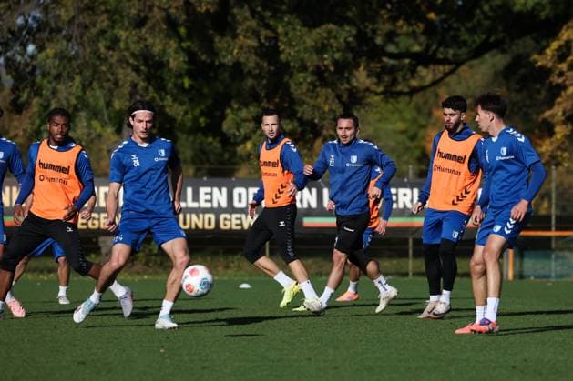 v l Ado Onaiwu 1 FC Magdeburg,45 , Jean Hugonet 1 FC Magdeburg,24 , Falko Michel 1 FC Magdeburg,21 , Baris Atik 1 FC Magdeburg,23 , Abu Bekir Ömer El Zein 1 FC Magdeburg,14 , Noah Pesch 1 FC Magdeburg,10 2 Soccer Bundesliga Season 2025 2026 Training 1 FC Magdeburg at the Avnet Arena in Magdeburg Soccer,Man,Men,Germany,13 10 2025
