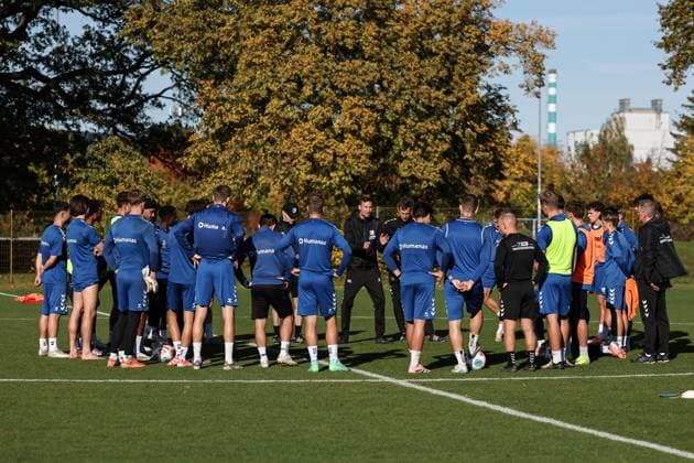 Coach Pascal Ibold M ,1 FC Magdeburg speaks to the players after training, on the right is coach Petrik Sander 1 FC Magdeburg 2 Soccer Bundesliga Season 2025 2026 Training 1 FC Magdeburg at the Avnet Arena in Magdeburg Soccer,Man,Men,Germany,13 10 2025
