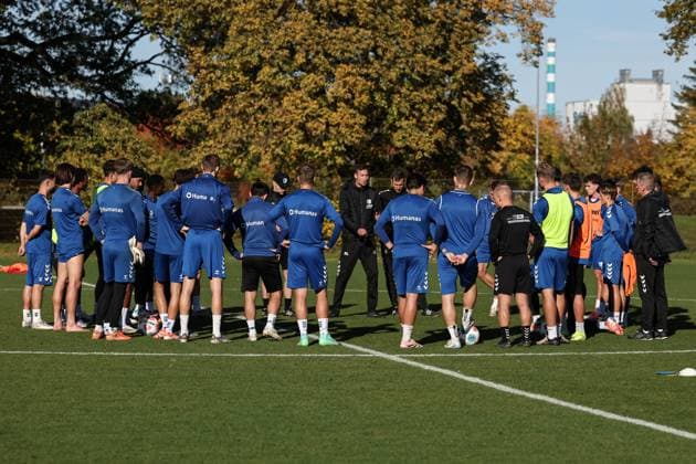 Coach Pascal Ibold M ,1 FC Magdeburg speaks to the players after training, on the right is coach Petrik Sander 1 FC Magdeburg 2 Soccer Bundesliga Season 2025 2026 Training 1 FC Magdeburg at the Avnet Arena in Magdeburg Soccer,Man,Men,Germany,13 10 2025