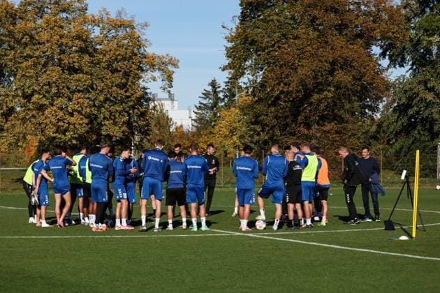 Coach Pascal Ibold M ,1 FC Magdeburg speaks to the players after training, on the right is coach Petrik Sander and Managing Director Sports Otmar Schork 1 FC Magdeburg 2 Soccer Bundesliga Season 2025 2026 Training 1 FC Magdeburg at the Avnet Arena in Magdeburg Soccer,Man,Men,Germany,13 10 2025