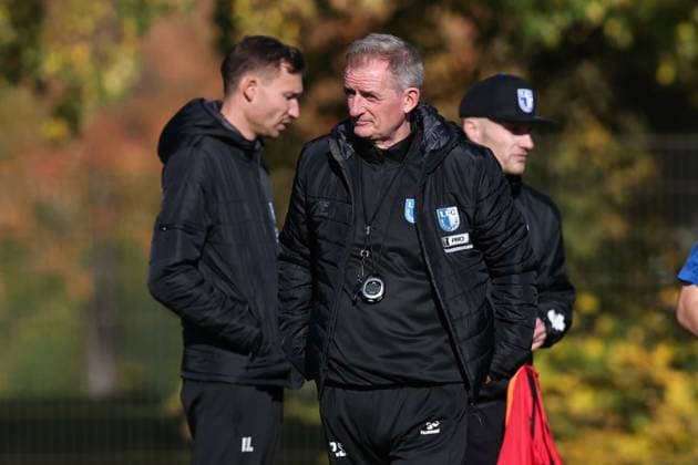 Coach Petrik Sander 1 FC Magdeburg with in the background blurred coach Pascal Ibold 1 FC Magdeburg and co-coach Silvio Bankert 1 FC Magdeburg 2 Soccer Bundesliga Season 2025 2026 Training 1 FC Magdeburg at the Avnet Arena in Magdeburg Soccer,Man,Men,Germany,13 10 2025