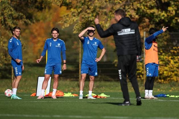 f l Marcus Mathisen 1 FC Magdeburg,16 , Dariusz Stalmach 1 FC Magdeburg,6 , Jean Hugonet 1 FC Magdeburg,24 , Abu Bekir Ömer El Zein 1 FC Magdeburg,14 2 Soccer Bundesliga season 2025 2026 Training 1 FC Magdeburg at the Avnet Arena in Magdeburg Soccer,Man,Men,Germany,13 10 2025