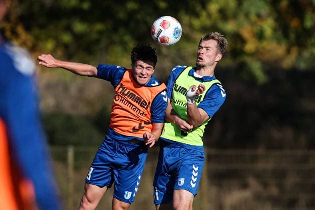 Alexander Ahl Holmström r ,1 FC Magdeburg,11 vs Max Geschwill 1 FC Magdeburg,28 2 Soccer Bundesliga Season 2025 2026 Training 1 FC Magdeburg at the Avnet Arena in Magdeburg Soccer,Man,Men,Germany,13 10 2025