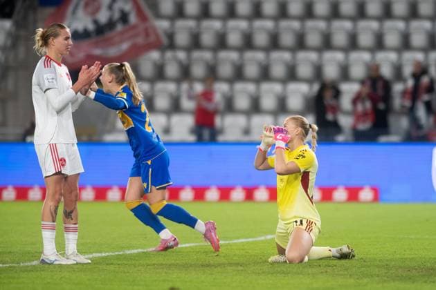 Google Pixel Frauen Bundesliga 2025 26, 6 Spieltag am 13 10 2025 FC Carl Zeiss Jena vs 1 FC Nürnberg Jena scores the goal to 1 1 Nürnberg goalkeeper Larissa Rusek Nürnberg right stunned after a coordination error with teammate Oliwia Wos left in the background cheering Isabella Jaron Jena ad hoc Arena im Ernst Abbe Sport