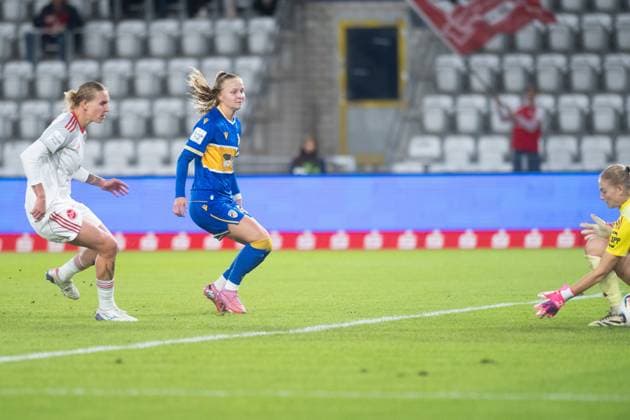Google Pixel Womens Bundesliga 2025 26, 6 Matchday on 13 10 2025 FC Carl Zeiss Jena vs 1 FC Nuremberg right Goalkeeper Larissa Rusek Nuremberg lets a simple ball slip through to 1 1 Goalscorer Nike Andersson Jena ad hoc Arena at Ernst Abbe Sport