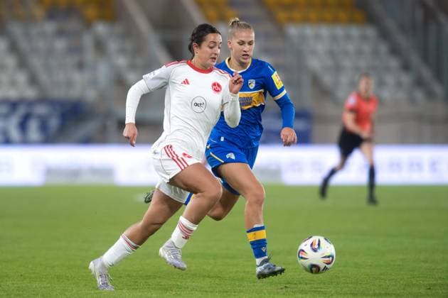 Google Pixel Womens Bundesliga 2025 26, 6 Matchday on 13 10 2025 FC Carl Zeiss Jena vs 1 FC Nuremberg v li in duel Selma Licina Nuremberg vs Steffi Schmid Jena ad hoc Arena at Ernst Abbe Sport