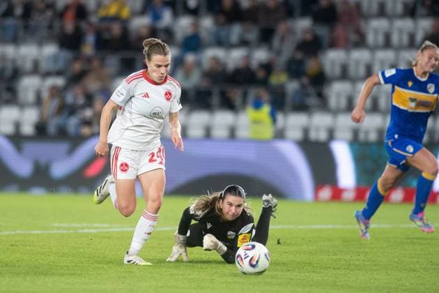 Google Pixel Womens Bundesliga 2025 26, 6 Matchday on 13 10 2025 FC Carl Zeiss Jena vs 1 FC Nuremberg The goal for 2 1 for Nuremberg Nastassja Lein Nuremberg umkurvet Jena goalkeeper Hannah Etzold Jena and pushes to 2 1 ad hoc Arena at Ernst Abbe Sport