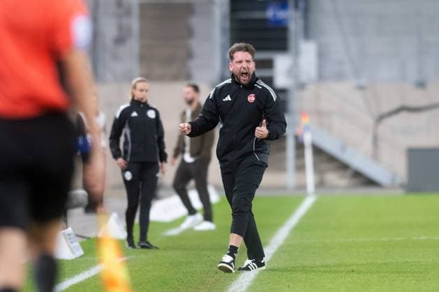Google Pixel Womens Bundesliga 2025 26, 6 Matchday on 13 10 2025 FC Carl Zeiss Jena vs 1 FC Nuremberg Coach Thomas Oostendorp Nuremberg cheers loudly for the goal to 2 1 for Nuremberg ad hoc Arena at Ernst Abbe Sport