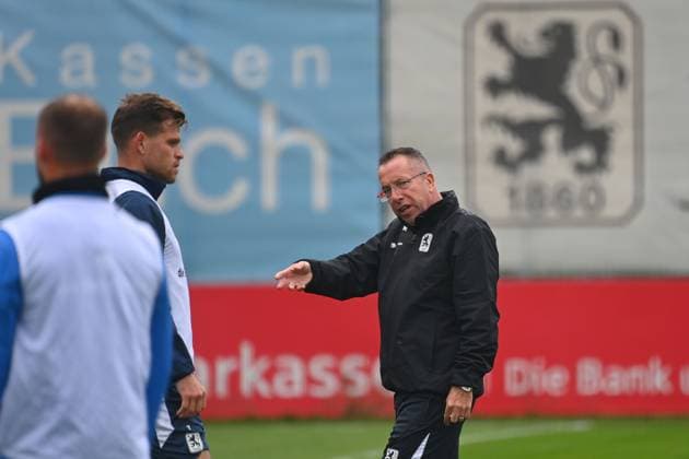 Coach Markus KAUCZINSKI 1860 , gestures, gives instructions, Florian NIEDERLECHNER TSV 1860 Muenchen Training TSV 1860 Muenchen on 13 10 2025 Soccer 3 Liga,Season 2025 2026