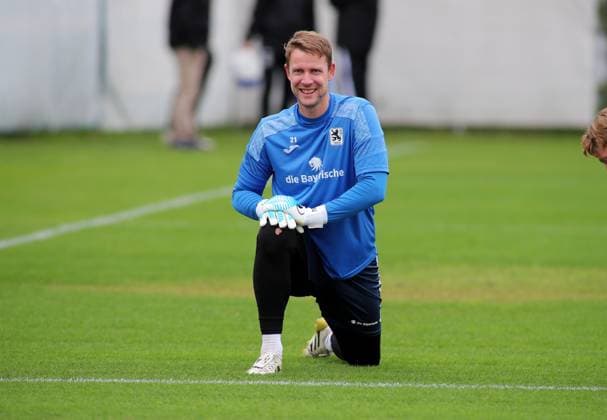 Football, Men, 3 Liga, Season 2025 2026, TSV 1860 Munich, Training Thomas Dähne Daehne TSV 1860 Munich kneels during warm-up, Stretching
