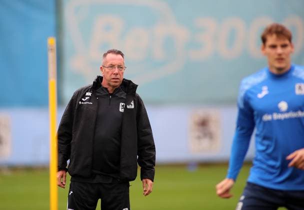 Football, Men, 3 Liga, Season 2025 2026, TSV 1860 Munich, Training Markus Kauczinski, Coach TSV 1860 Munich on the training pitch with a view of his players