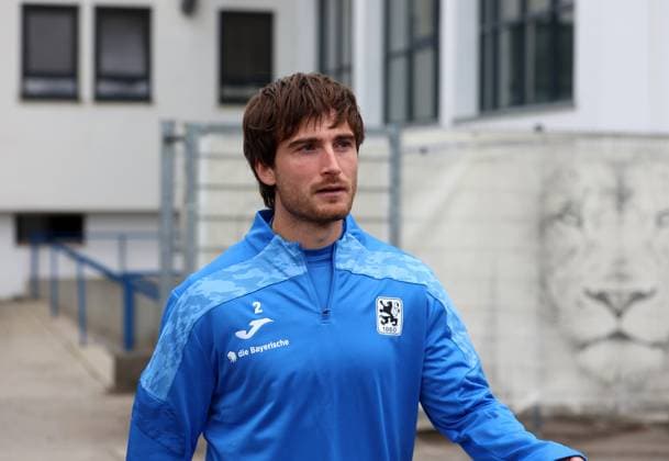 Football, Men, 3 Liga, Season 2025 2026, TSV 1860 Munich, Training Tim Danhof TSV 1860 Munich on the way to training
