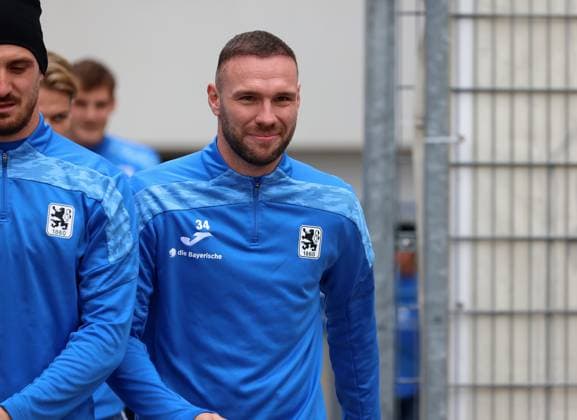 Football, Men, 3 Liga, Season 2025 2026, TSV 1860 Munich, Training Patrick Hobsch TSV 1860 Munich on the way to training