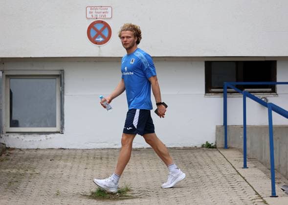 Football, Men, 3 Liga, Season 2025 2026, TSV 1860 Munich, Training Jesper Verlaat TSV 1860 Munich on the way to the gym, Build-up training