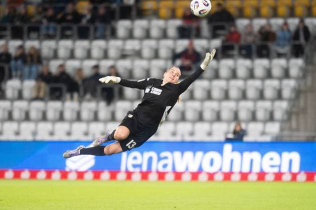 Google Pixel Womens Bundesliga 2025 26, 6 Matchday on 13 10 2025 FC Carl Zeiss Jena vs 1 FC Nuremberg Jenas goalkeeper Hannah Etzold Jena lies in vain at the dream goal to 3 1 for Nuremberg by Sanja Homann Nuremberg in the air ad hoc arena in the Ernst Abbe Sport