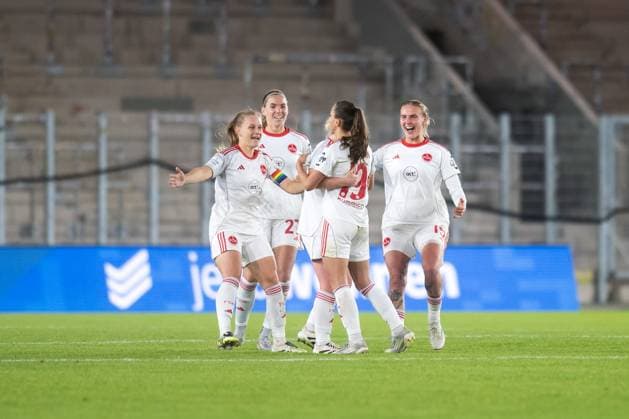 Google Pixel Womens Bundesliga 2025 26, 6 Matchday on 13 10 2025 FC Carl Zeiss Jena vs 1 FC Nuremberg Jubilation and disbelief among the players of Nuremberg after the long-range dream goal to 3 1 by Sanja Homann Center ad hoc Arena in Ernst Abbe Sport