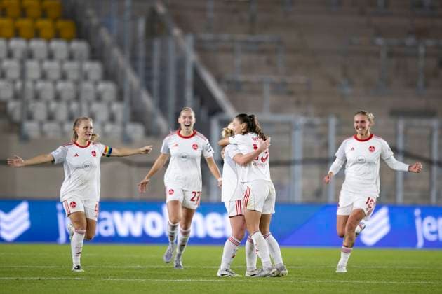 Google Pixel Womens Bundesliga FC Carl Zeiss Jena vs 1 FC Nürnberg Jena 13 10 2025 Cheers, Aleigh Gambone 16 1 FC Nürnberg left and Sanja Homann 19 1 FC Nürnberg Google Pixel Womens Bundesliga FC Carl Zeiss Jena vs 1 FC Nürnberg ad hoc arena at Ernst Abbe Sportfeld 13 10 2025 Copyright: xBEAUTIFULxSPORTS Duehringx