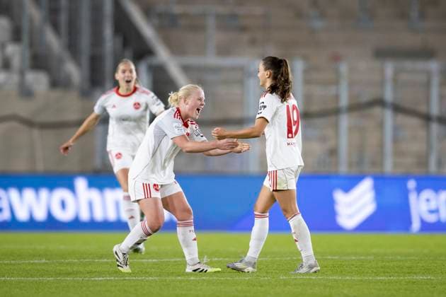 Google Pixel Womens Bundesliga FC Carl Zeiss Jena vs 1 FC Nürnberg Jena 13 10 2025 Cheers, Aleigh Gambone 16 1 FC Nürnberg left and Sanja Homann 19 1 FC Nürnberg Google Pixel Womens Bundesliga FC Carl Zeiss Jena vs 1 FC Nürnberg ad hoc arena at Ernst Abbe Sportfeld 13 10 2025 Copyright: xBEAUTIFULxSPORTS Duehringx