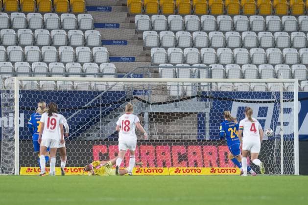 Google Pixel Womens Bundesliga 2025 26, 6 Matchday on 13 10 2025 FC Carl Zeiss Jena vs 1 FC Nuremberg Penalty for Jena Isabella Jaron Jena converts safely into the bottom right corner ad hoc Arena at Ernst Abbe Sport
