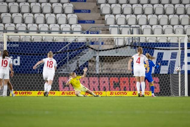 Google Pixel Womens Bundesliga FC Carl Zeiss Jena vs 1 FC Nürnberg Jena 13 10 2025 Penalty goal by Isabella Jaron 24 FC Carl Zeiss Jena vs Larissa Rusek 21 1 FC Nürnberg Google Pixel Womens Bundesliga FC Carl Zeiss Jena vs 1 FC Nürnberg ad hoc arena at Ernst Abbe Sportfeld 13 10 2025 Copyright: xBEAUTIFULxSPORTS Duehringx