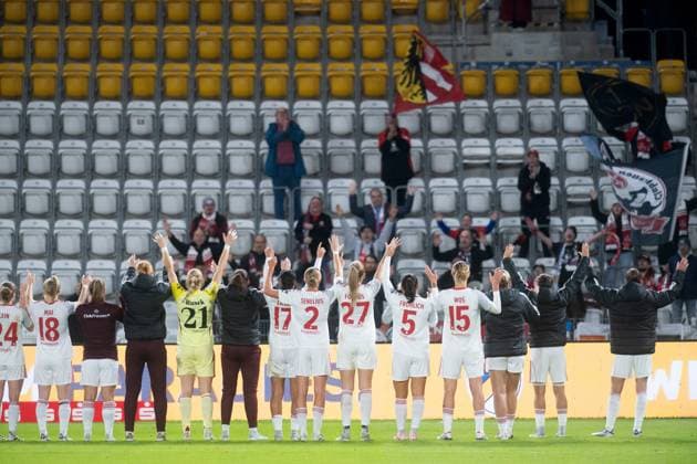 Google Pixel Womens Bundesliga 2025 26, 6 Matchday on 13 10 2025 FC Carl Zeiss Jena vs 1 FC Nuremberg The players of Nuremberg celebrate after the 3 2 victory in Jena with the fans ad hoc Arena at Ernst Abbe Sport