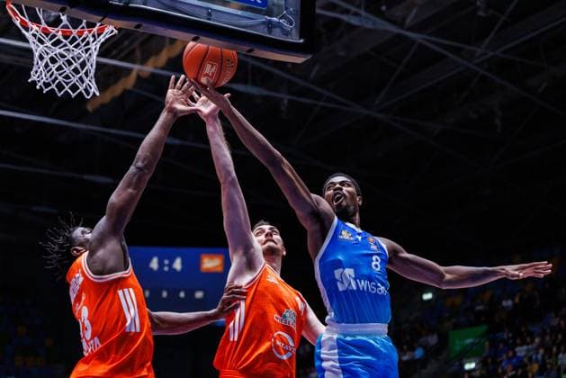 easycredit BBL William Christmas Frankfurt Skyliners, 8 with the basket shot against Philipp Herkenhoff Rasta Vechta, 14 and Malcolm Dandridge Rasta Vechta, 23 Game of the easycredit BBL Frankfurt Skyliners Rasta Vechta on Matchday 4 of the 25 26 season at the Süwag Energie ARENA on 13 10 2025 Copyright: xBEAUTIFULxSPORTS Hahnex