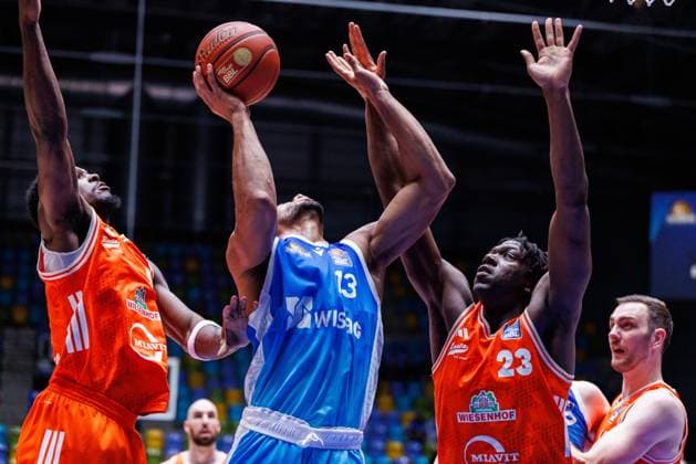 easycredit BBL Jaedon LeDee Frankfurt Skyliners, 13 under the basket against TJ Bamba Rasta Vechta, 5 and Malcolm Dandridge Rasta Vechta, 23 Game of the easycredit BBL Frankfurt Skyliners Rasta Vechta on Matchday 4 of the 25 26 season at the Süwag Energie ARENA on 13 10 2025 Copyright: xBEAUTIFULxSPORTS Hahnex