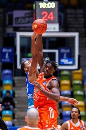 easycredit BBL Tipoff in Frankfurt Malcolm Dandridge Rasta Vechta, 23 and Jaedon LeDee Frankfurt Skyliners, 13 against high to the ball game of the easycredit BBL Frankfurt Skyliners Rasta Vechta on matchday 4 of the 25 26 season in the Süwag Energie ARENA on 13 10 2025 Copyright: xBEAUTIFULxSPORTS Hahnex