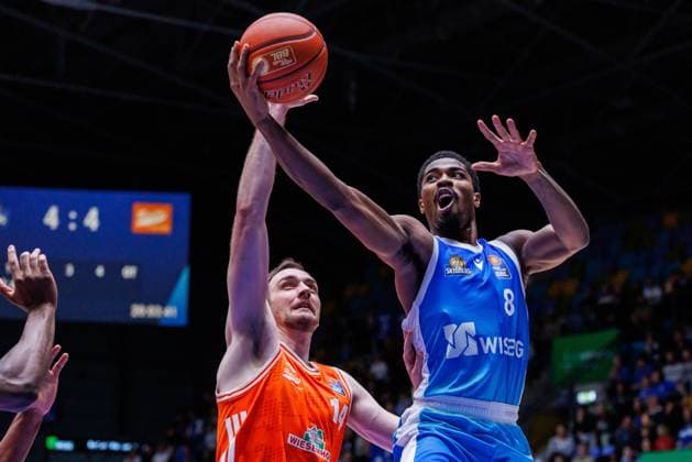easycredit BBL William Christmas Frankfurt Skyliners, 8 with ball during a lay-up against Philipp Herkenhoff Rasta Vechta, 14 Game of the easycredit BBL Frankfurt Skyliners Rasta Vechta on Matchday 4 of the 25 26 season at Süwag Energie ARENA on 13 10 2025 Copyright: xBEAUTIFULxSPORTS Hahnex