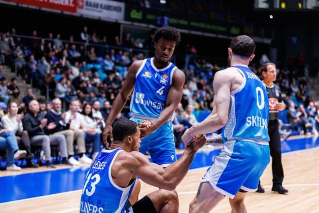easycredit BBL Nahiem Alleyne Frankfurt Skyliners, 4 and Logan Johnson Frankfurt Skyliners, 0 help Jaedon LeDee Frankfurt Skyliners, 13 from the floor on match of easycredit BBL Frankfurt Skyliners Rasta Vechta on Matchday 4 of Season 25 26 at Süwag Energie ARENA on 13 10 2025 Copyright: xBEAUTIFULxSPORTS Hahnex