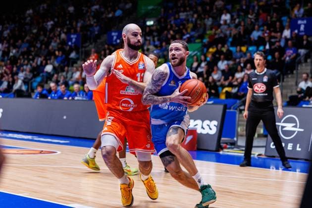 easycredit BBL Logan Johnson Frankfurt Skyliners, 0 with ball against Tommy Kuhse Rasta Vechta, 12 Game of easycredit BBL Frankfurt Skyliners Rasta Vechta on Matchday 4 of Season 25 26 at Süwag Energie ARENA on 13 10 2025 Copyright: xBEAUTIFULxSPORTS Hahnex