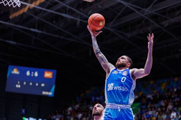 easycredit BBL Logan Johnson Frankfurt Skyliners, 0 with a lay-up against Tommy Kuhse Rasta Vechta, 12 Game of the easycredit BBL Frankfurt Skyliners Rasta Vechta on Matchday 4 of Season 25 26 at Süwag Energie ARENA on 13 10 2025 Copyright: xBEAUTIFULxSPORTS Hahnex