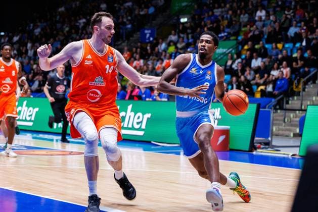 easycredit BBL William Christmas Frankfurt Skyliners, 8 with ball against Philipp Herkenhoff Rasta Vechta, 14 Game of easycredit BBL Frankfurt Skyliners Rasta Vechta on Matchday 4 of Season 25 26 at Süwag Energie ARENA on 13 10 2025 Copyright: xBEAUTIFULxSPORTS Hahnex