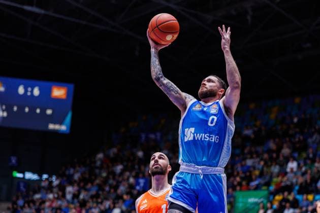 easycredit BBL Logan Johnson Frankfurt Skyliners, 0 with a lay-up against Tommy Kuhse Rasta Vechta, 12 Game of the easycredit BBL Frankfurt Skyliners Rasta Vechta on Matchday 4 of Season 25 26 at Süwag Energie ARENA on 13 10 2025 Copyright: xBEAUTIFULxSPORTS Hahnex