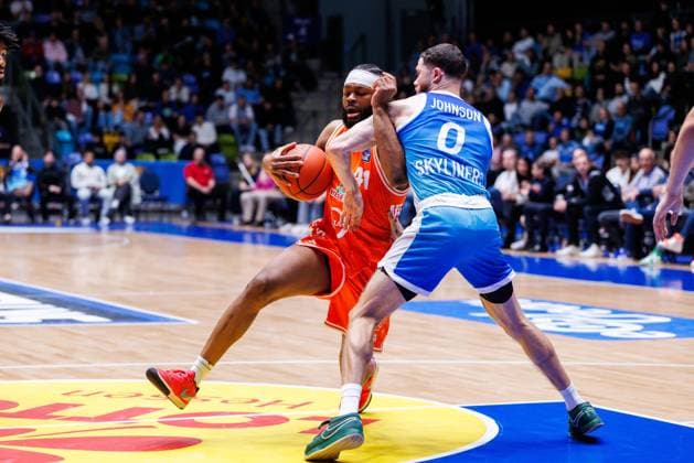 easycredit BBL Lloyd Pandi Rasta Vechta, 41 against Logan Johnson Frankfurt Skyliners, 0 on the way to the basket Game of the easycredit BBL Frankfurt Skyliners Rasta Vechta on Matchday 4 of the 25 26 season at Süwag Energie ARENA on 13 10 2025 Copyright: xBEAUTIFULxSPORTS Hahnex