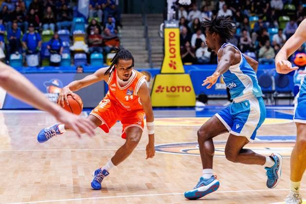 easycredit BBL Alonzo Verge Jr Rasta Vechta, 11 with ball against Isaiah Swope Frankfurt Skyliners, 1 match of easycredit BBL Frankfurt Skyliners Rasta Vechta on Matchday 4 of Season 25 26 at Süwag Energie ARENA on 13 10 2025 Copyright: xBEAUTIFULxSPORTS Hahnex