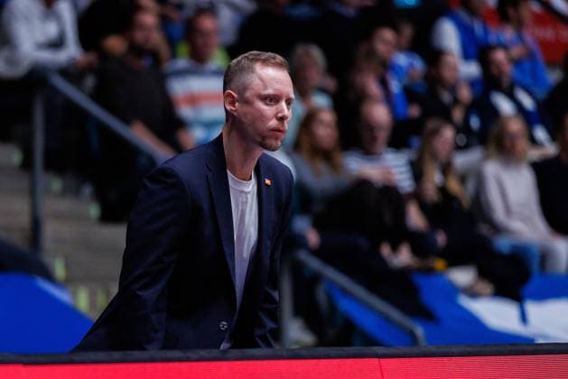 easycredit BBL coach Christian Held Rasta Vechta annoyed on the sideline Game of the easycredit BBL Frankfurt Skyliners Rasta Vechta on matchday 4 of the 25 26 season in the Süwag Energie ARENA on 13 10 2025 Copyright: xBEAUTIFULxSPORTS Hahnex