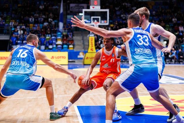 easycredit BBL Radii Caisin Frankfurt Skyliners, 16 beats Alonzo Verge Jr Rasta Vechta, 11 the ball out of his hand Game of the easycredit BBL Frankfurt Skyliners Rasta Vechta on Matchday 4 of the 25 26 season at the Süwag Energie ARENA on 13 10 2025 Copyright: xBEAUTIFULxSPORTS Hahnex