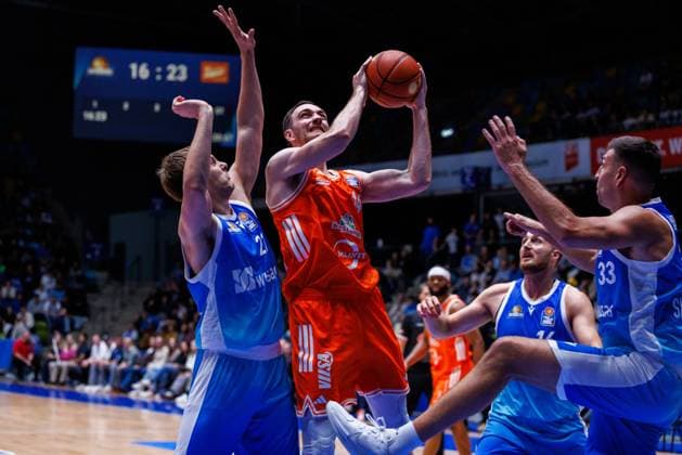 easycredit BBL Philipp Herkenhoff Rasta Vechta, 14 with ball against Lorenz Brenneke Frankfurt Skyliners, 21 Game of the easycredit BBL Frankfurt Skyliners Rasta Vechta on Matchday 4 of the 25 26 season at Süwag Energie ARENA on 13 10 2025 Copyright: xBEAUTIFULxSPORTS Hahnex